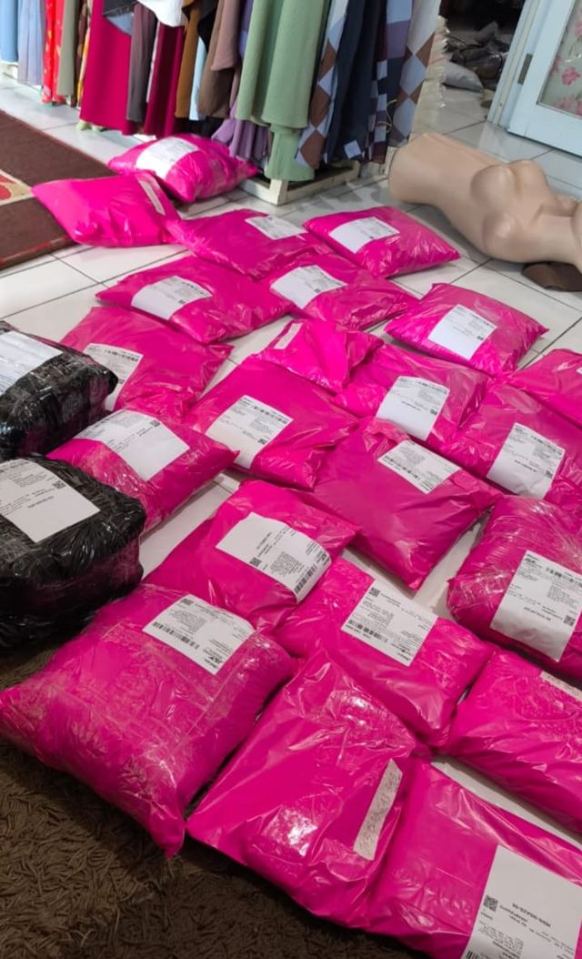 Paket pesanan Fandah Collection siap kirim di toko